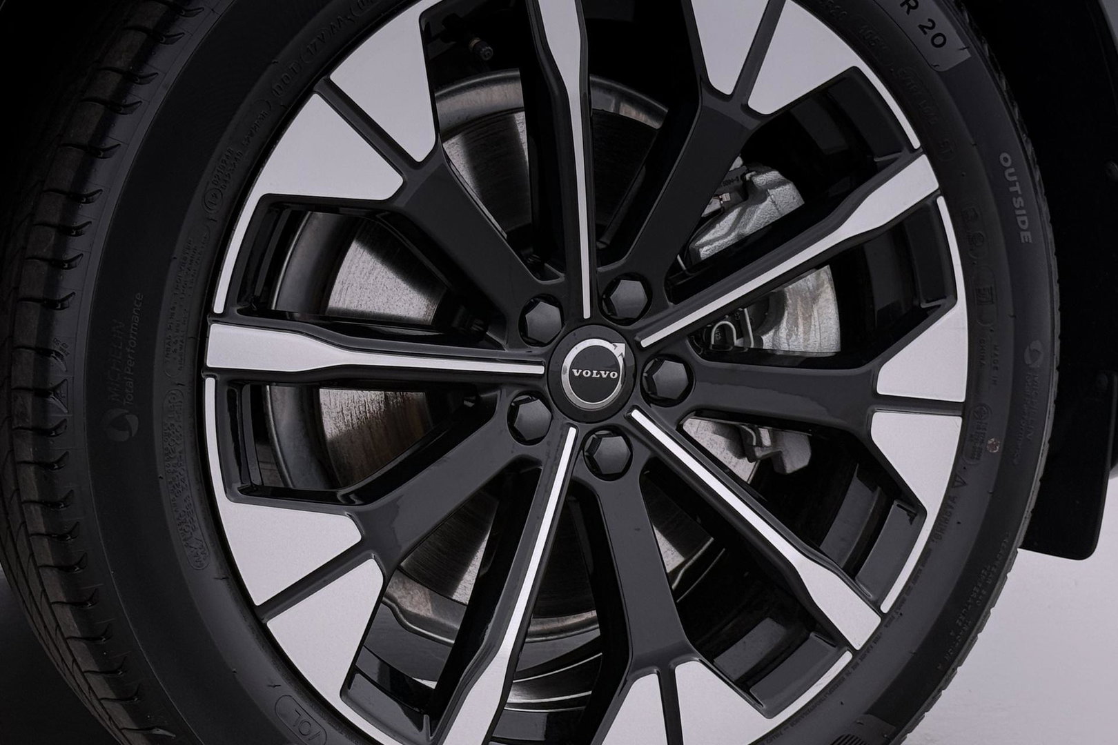 Volvo XC60 T8 Ultra Dark | Luchtvering | Harman/Kardon | Panoramadak | 360° Camera | Head-Up | Stoel+Stuurverwarming | ACC