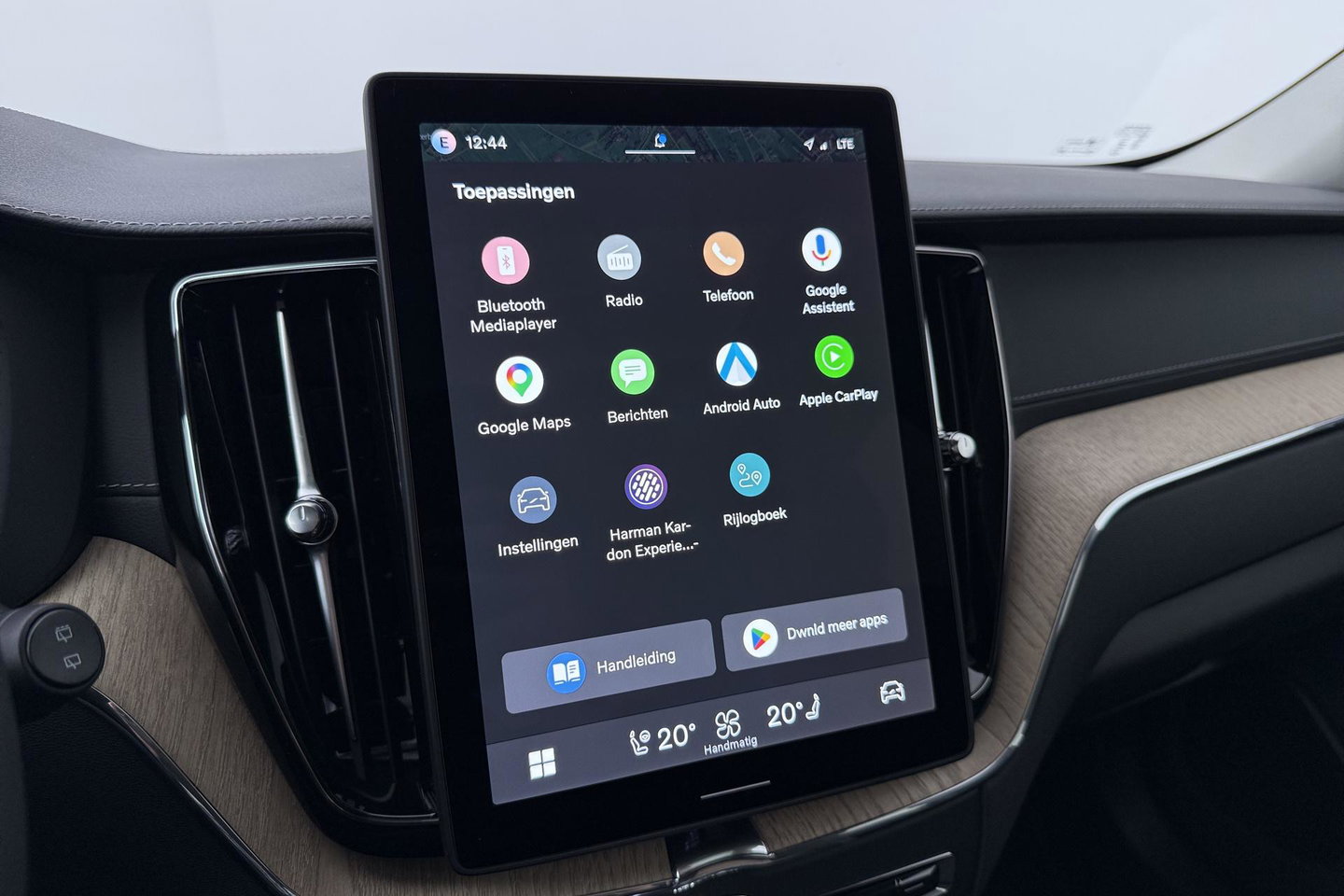 Volvo XC60 T8 Ultra Dark | Luchtvering | Harman/Kardon | Panoramadak | 360° Camera | Head-Up | Stoel+Stuurverwarming | ACC