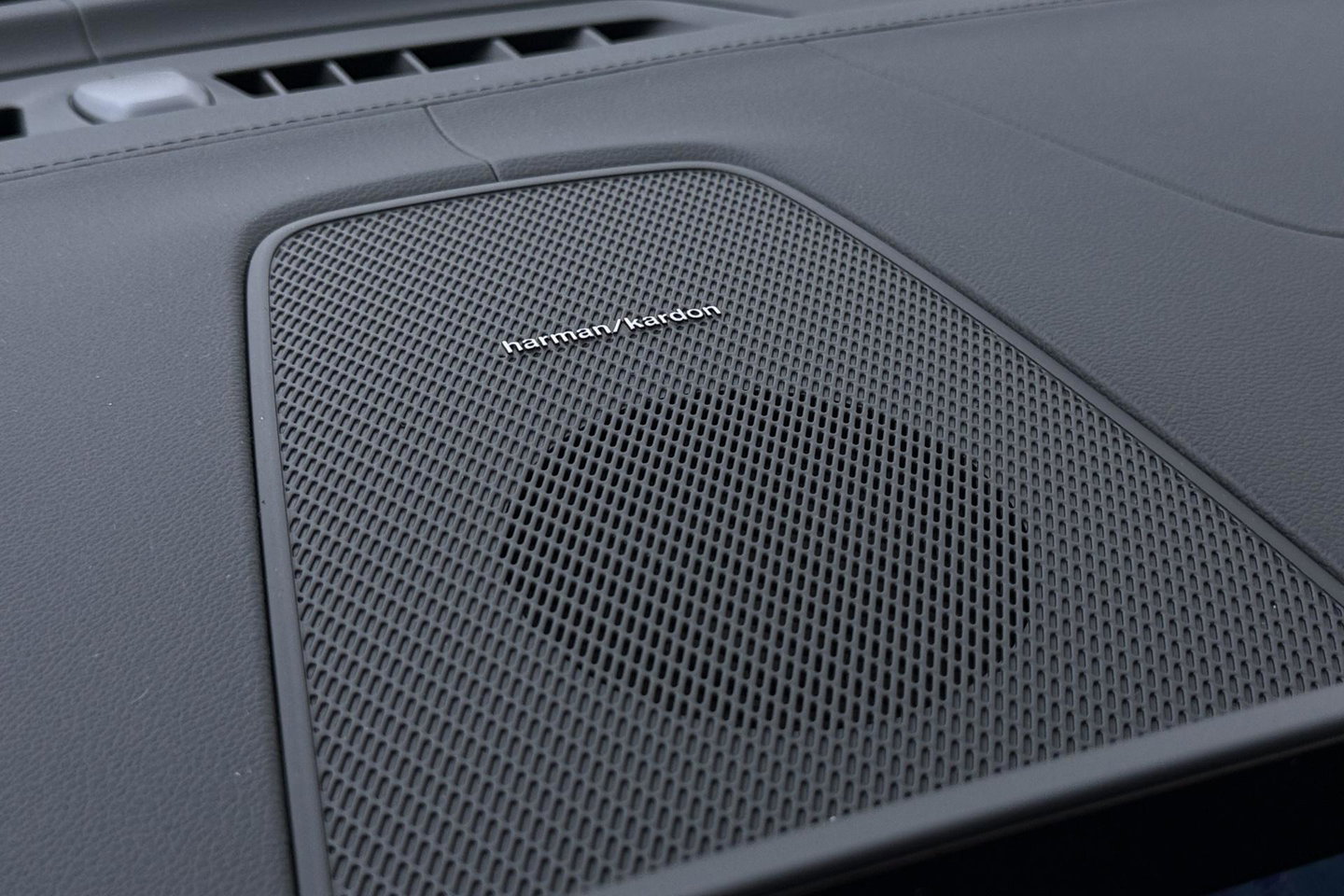 Volvo XC60 T8 Ultra Dark | Luchtvering | Harman/Kardon | Panoramadak | 360° Camera | Head-Up | Stoel+Stuurverwarming | ACC