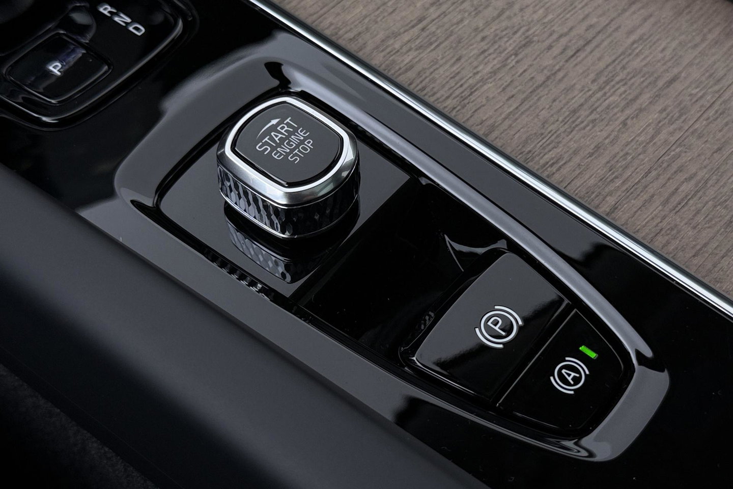 Volvo XC60 T8 Ultra Dark | Luchtvering | Harman/Kardon | Panoramadak | 360° Camera | Head-Up | Stoel+Stuurverwarming | ACC