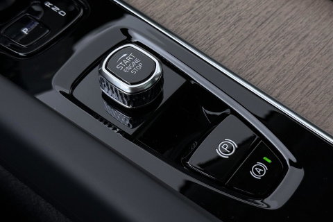 Volvo XC60 T8 Ultra Dark | Luchtvering | Harman/Kardon | Panoramadak | 360° Camera | Head-Up | Stoel+Stuurverwarming | ACC
