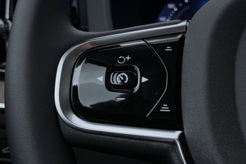 Volvo XC60 T8 Ultra Dark | Luchtvering | Harman/Kardon | Panoramadak | 360° Camera | Head-Up | Stoel+Stuurverwarming | ACC