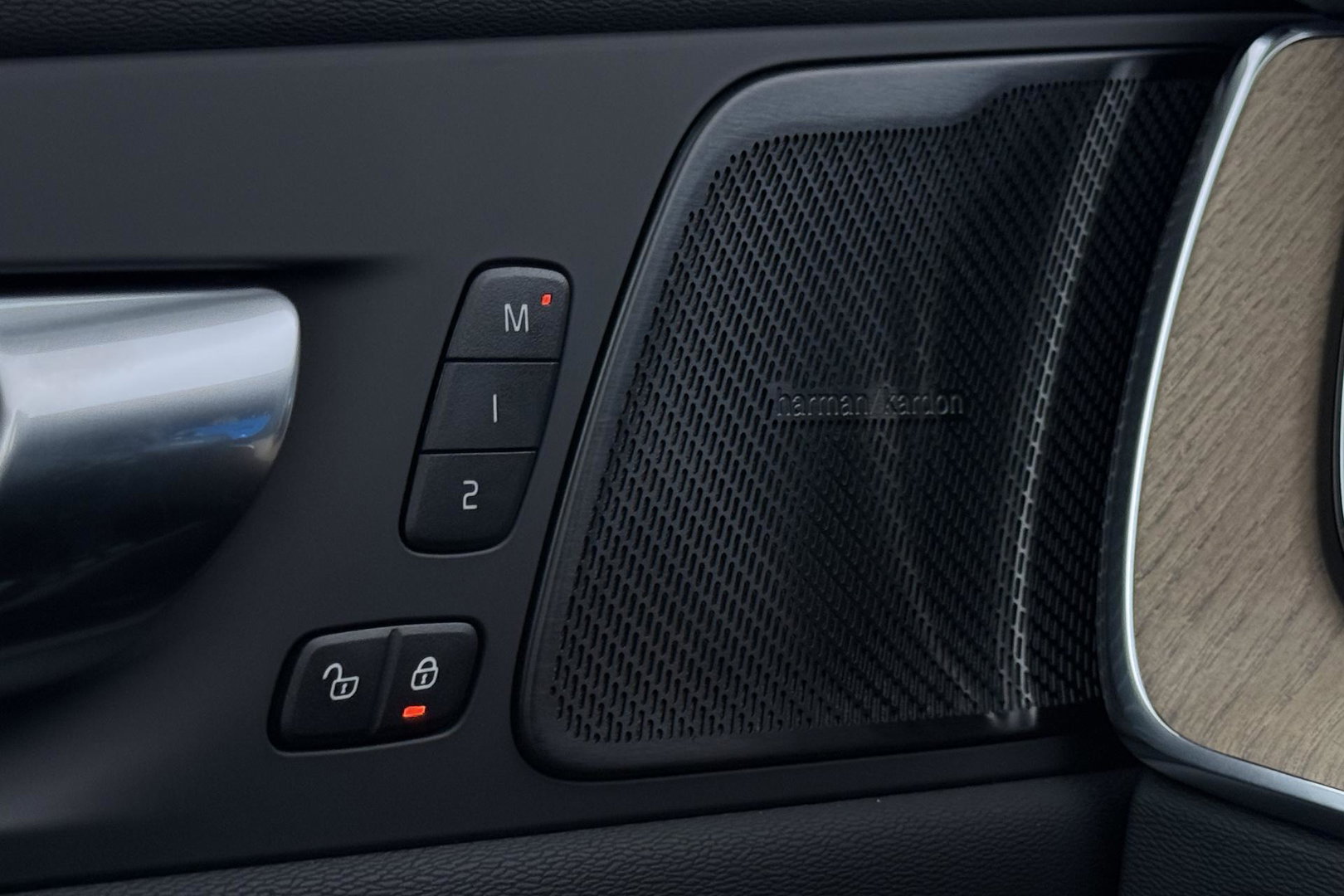 Volvo XC60 T8 Ultra Dark | Luchtvering | Harman/Kardon | Panoramadak | 360° Camera | Head-Up | Stoel+Stuurverwarming | ACC