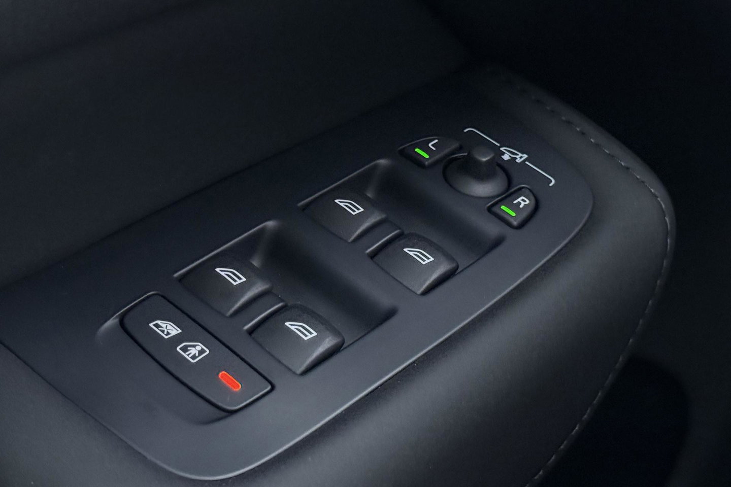 Volvo XC60 T8 Ultra Dark | Luchtvering | Harman/Kardon | Panoramadak | 360° Camera | Head-Up | Stoel+Stuurverwarming | ACC