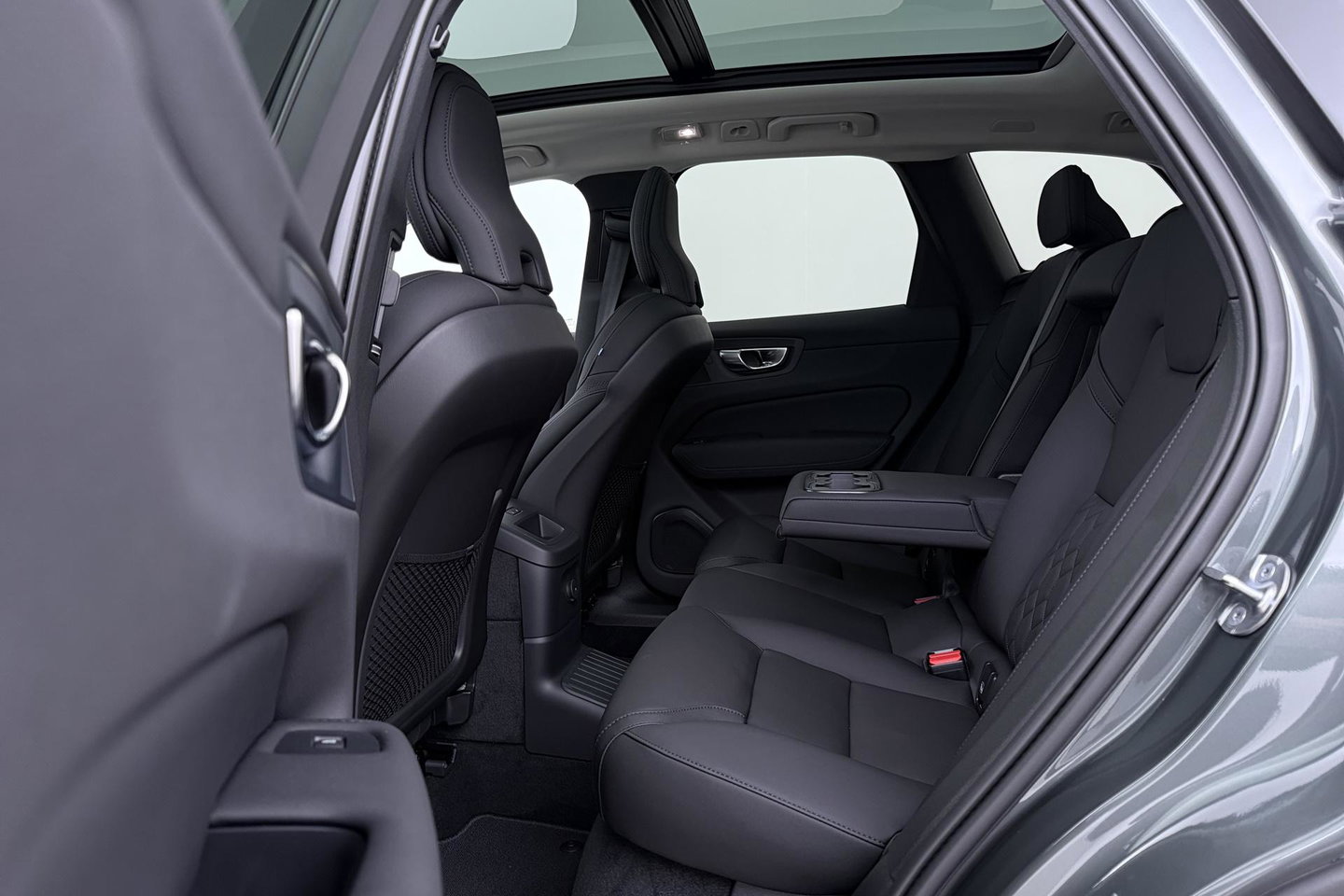 Volvo XC60 T8 Ultra Dark | Luchtvering | Harman/Kardon | Panoramadak | 360° Camera | Head-Up | Stoel+Stuurverwarming | ACC