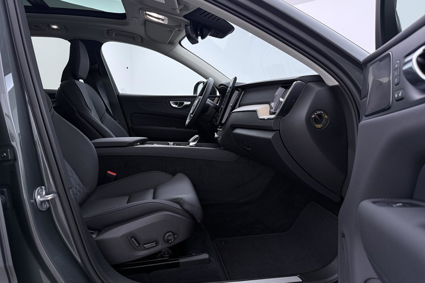 Volvo XC60 T8 Ultra Dark | Luchtvering | Harman/Kardon | Panoramadak | 360° Camera | Head-Up | Stoel+Stuurverwarming | ACC