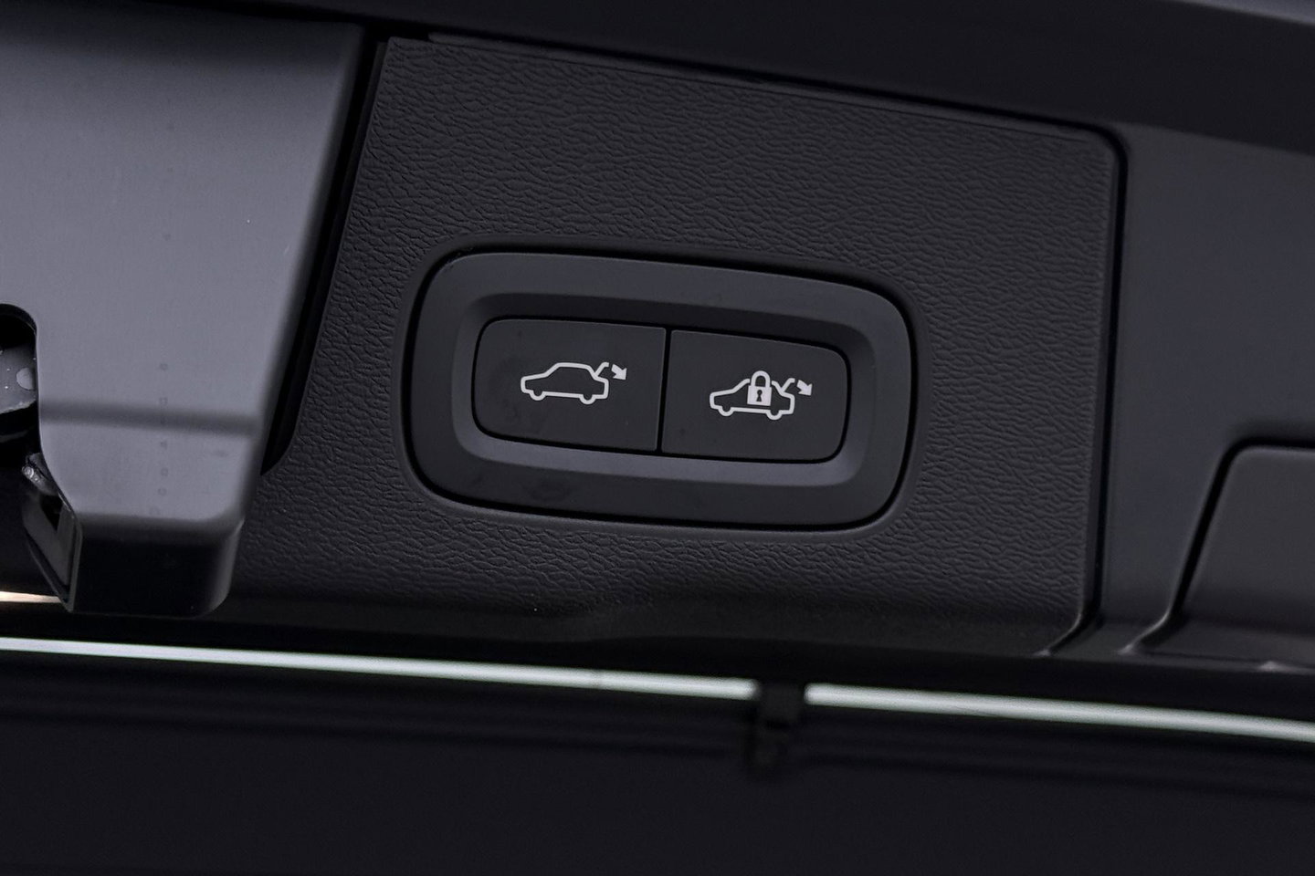 Volvo XC60 T8 Ultra Dark | Luchtvering | Harman/Kardon | Panoramadak | 360° Camera | Head-Up | Stoel+Stuurverwarming | ACC