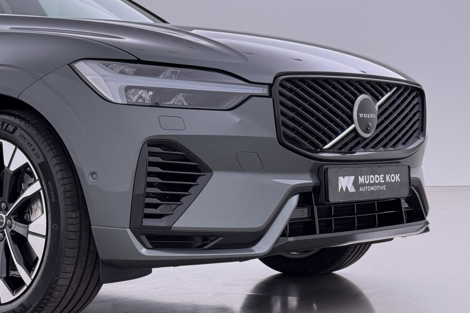 Volvo XC60 T8 Ultra Dark | Luchtvering | Harman/Kardon | Panoramadak | 360° Camera | Head-Up | Stoel+Stuurverwarming | ACC