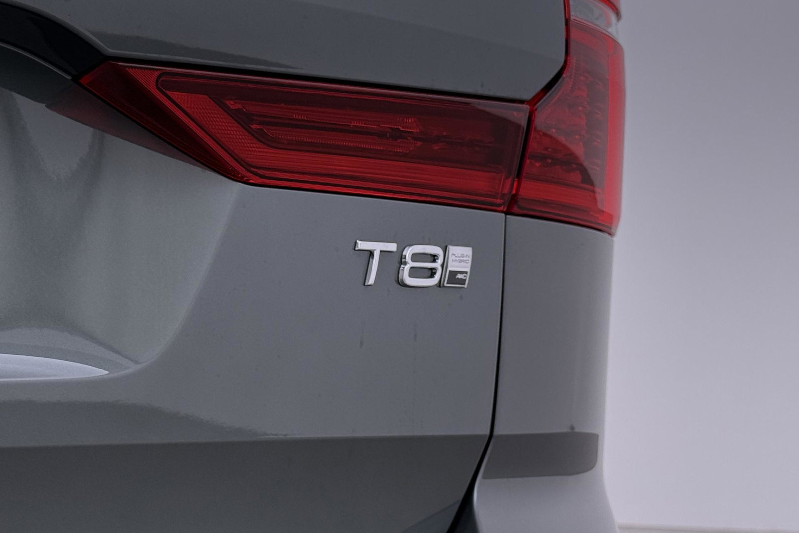 Volvo XC60 T8 Ultra Dark | Luchtvering | Harman/Kardon | Panoramadak | 360° Camera | Head-Up | Stoel+Stuurverwarming | ACC