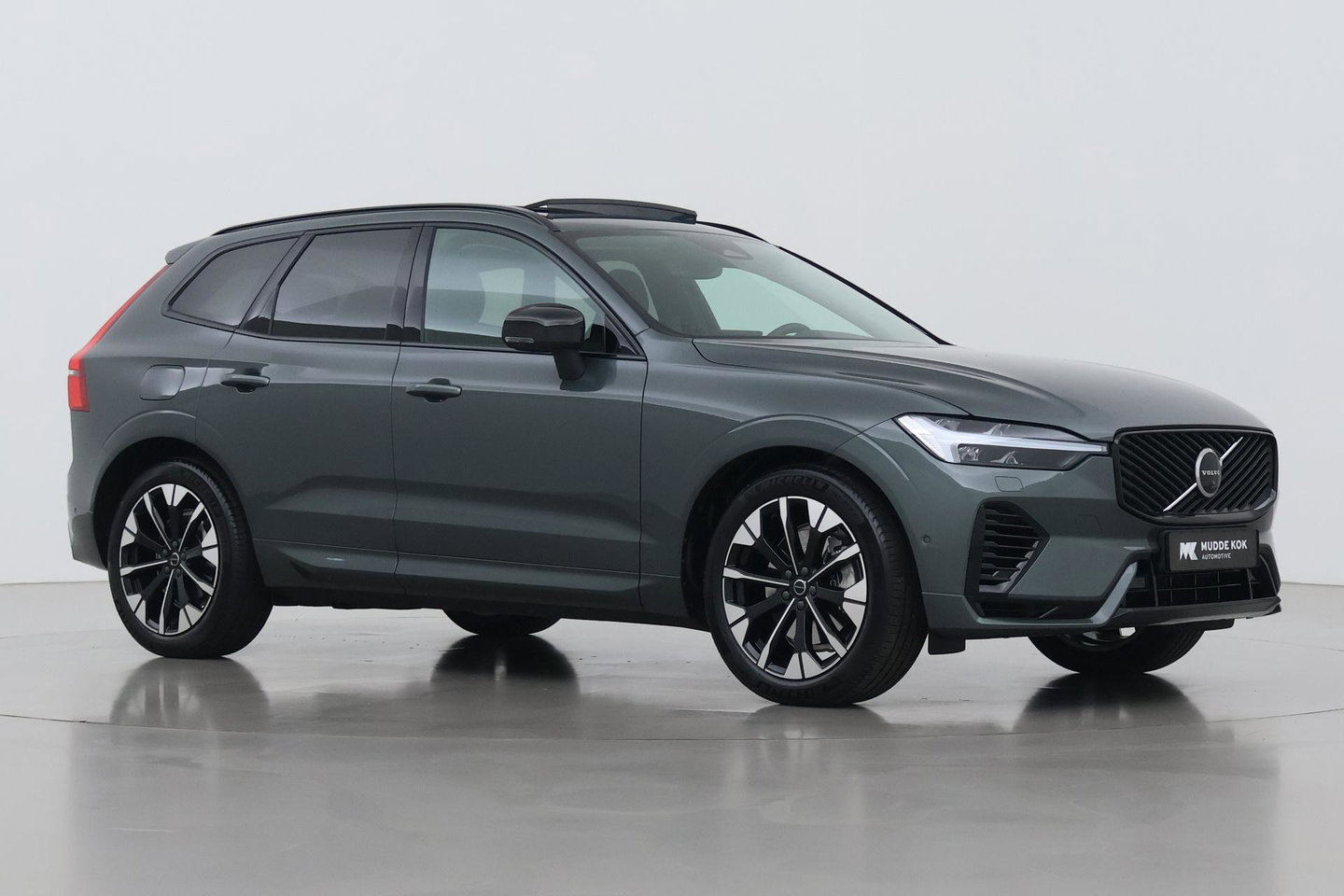 Volvo XC60 T8 Ultra Dark | Luchtvering | Harman/Kardon | Panoramadak | 360° Camera | Head-Up | Stoel+Stuurverwarming | ACC