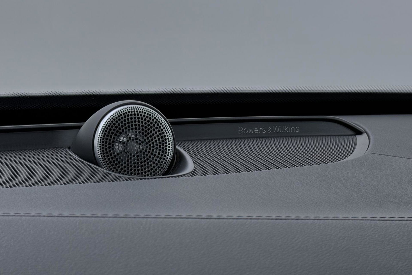 Volvo XC90 T8 Ultra Dark | Bowers&Wilkins | Luchtvering | Panoramadak | 360° Camera | Massage | Head-Up | Trekhaak | 22 inch | ACC