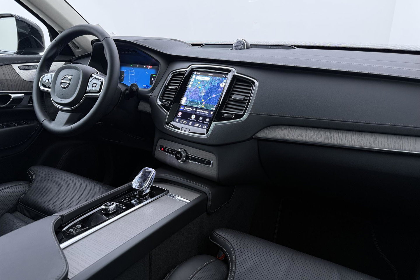Volvo XC90 T8 Ultra Dark | Bowers&Wilkins | Luchtvering | Panoramadak | 360° Camera | Massage | Head-Up | Trekhaak | 22 inch | ACC