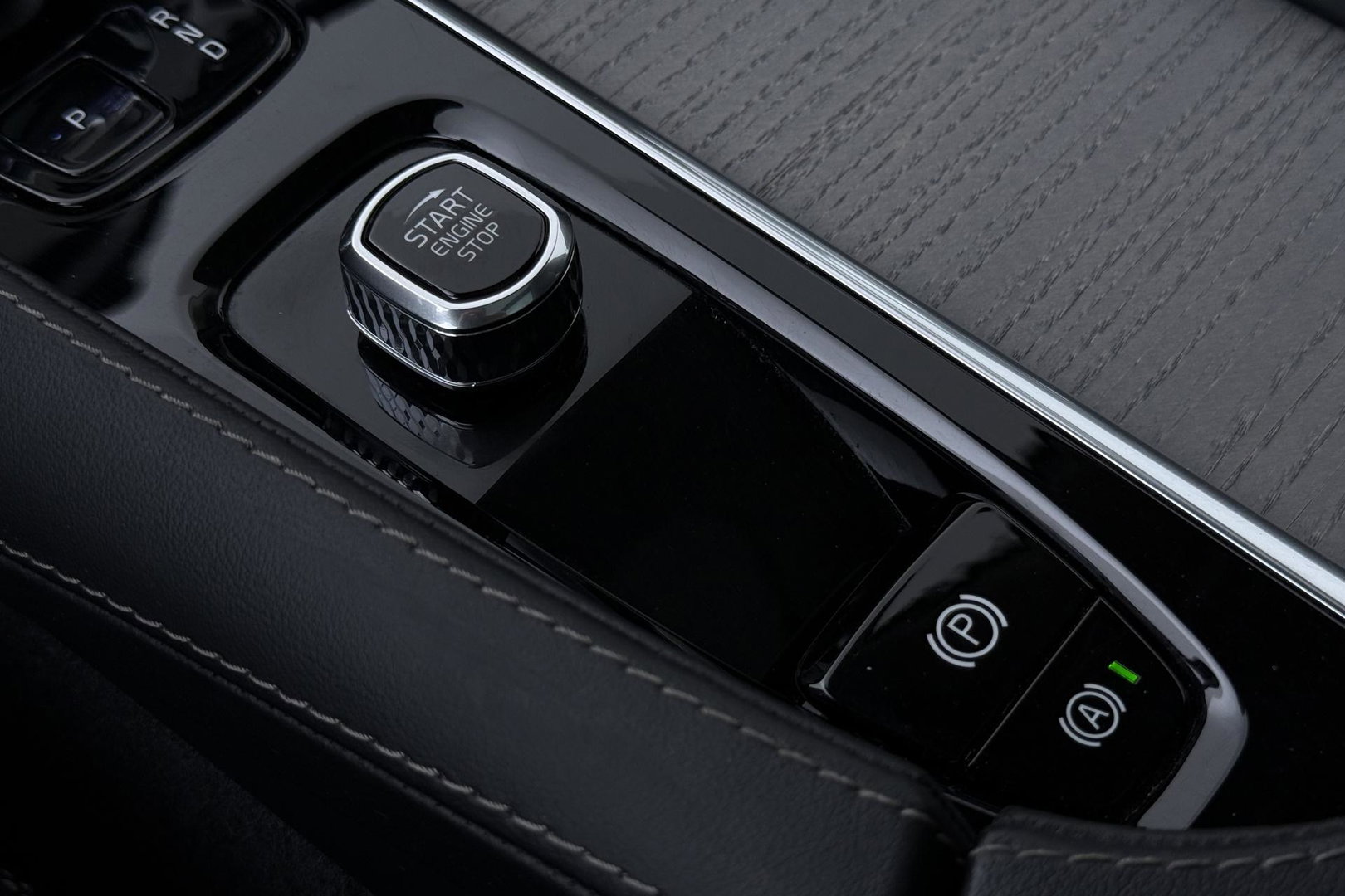 Volvo XC90 T8 Ultra Dark | Bowers&Wilkins | Luchtvering | Panoramadak | 360° Camera | Massage | Head-Up | Trekhaak | 22 inch | ACC
