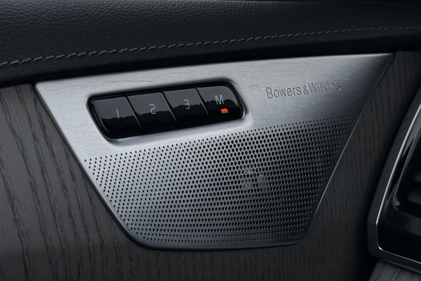 Volvo XC90 T8 Ultra Dark | Bowers&Wilkins | Luchtvering | Panoramadak | 360° Camera | Massage | Head-Up | Trekhaak | 22 inch | ACC