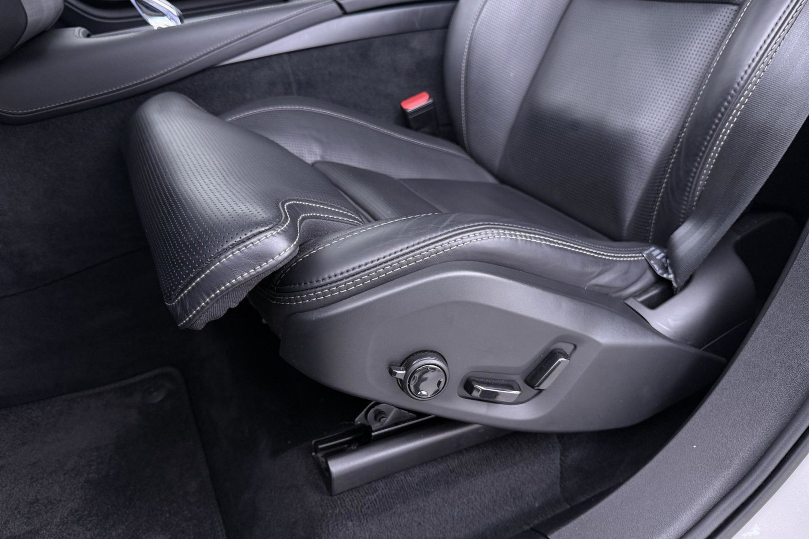 Volvo XC90 T8 Ultra Dark | Bowers&Wilkins | Luchtvering | Panoramadak | 360° Camera | Massage | Head-Up | Trekhaak | 22 inch | ACC