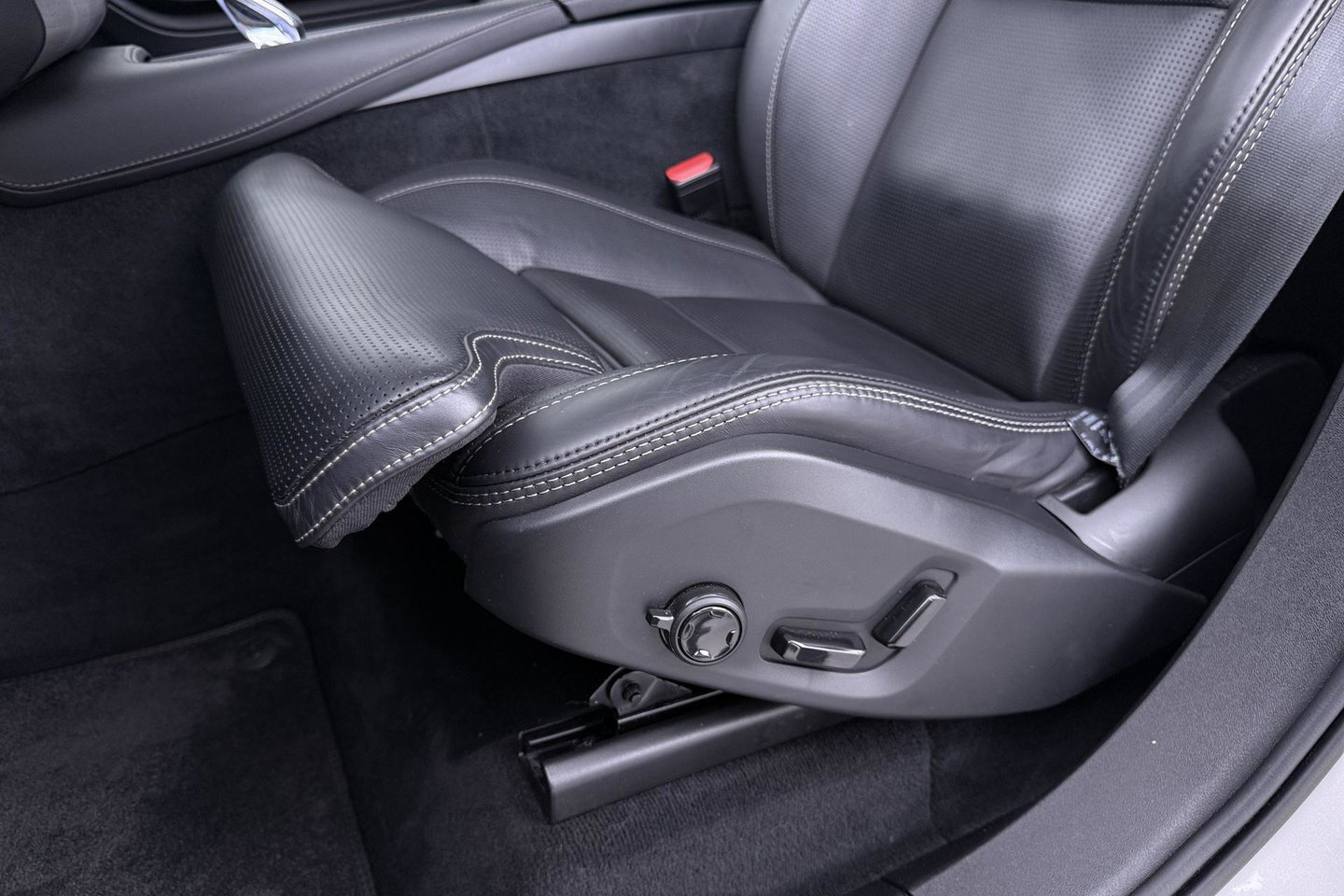Volvo XC90 T8 Ultra Dark | Bowers&Wilkins | Luchtvering | Panoramadak | 360° Camera | Massage | Head-Up | Trekhaak | 22 inch | ACC
