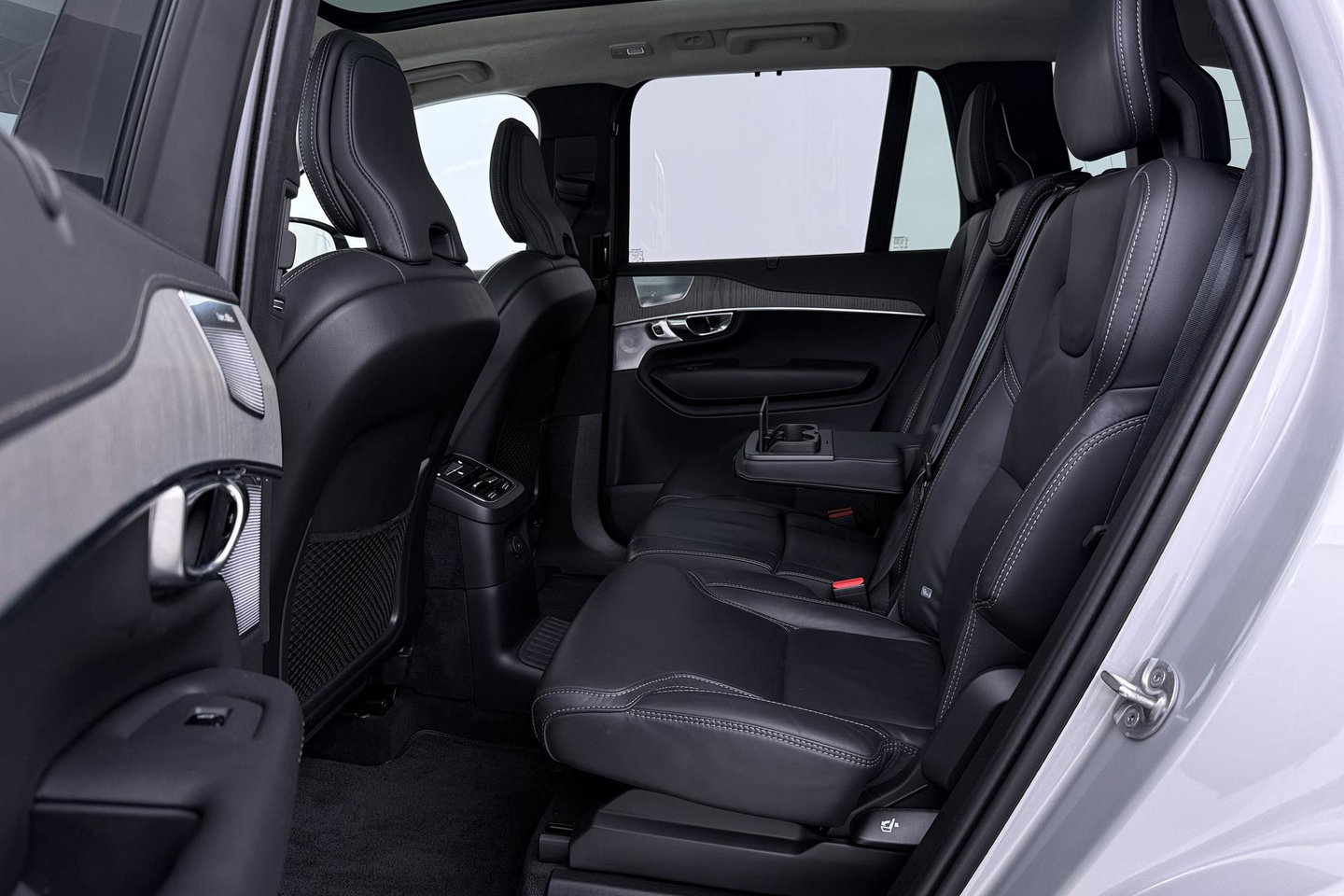 Volvo XC90 T8 Ultra Dark | Bowers&Wilkins | Luchtvering | Panoramadak | 360° Camera | Massage | Head-Up | Trekhaak | 22 inch | ACC