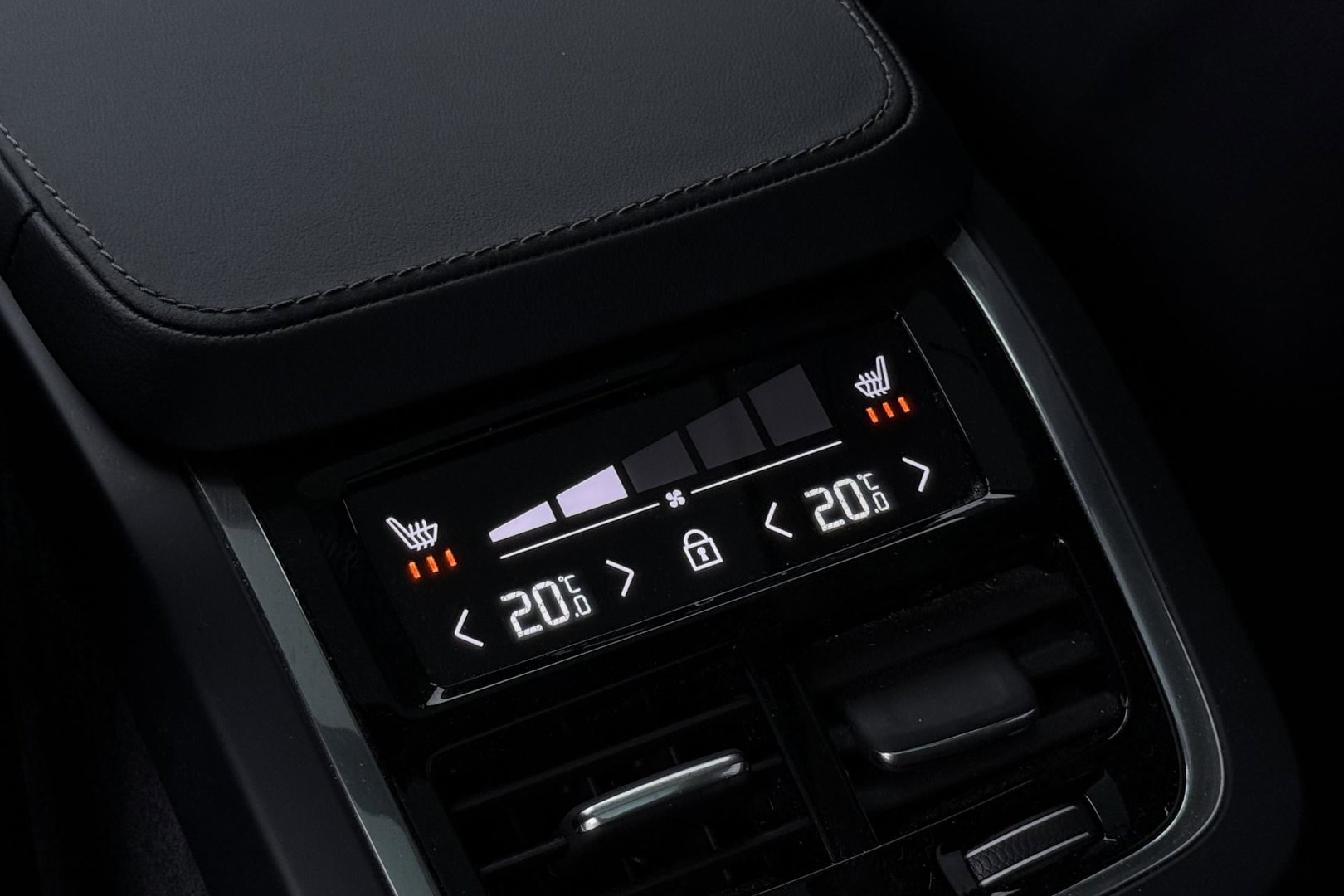 Volvo XC90 T8 Ultra Dark | Bowers&Wilkins | Luchtvering | Panoramadak | 360° Camera | Massage | Head-Up | Trekhaak | 22 inch | ACC