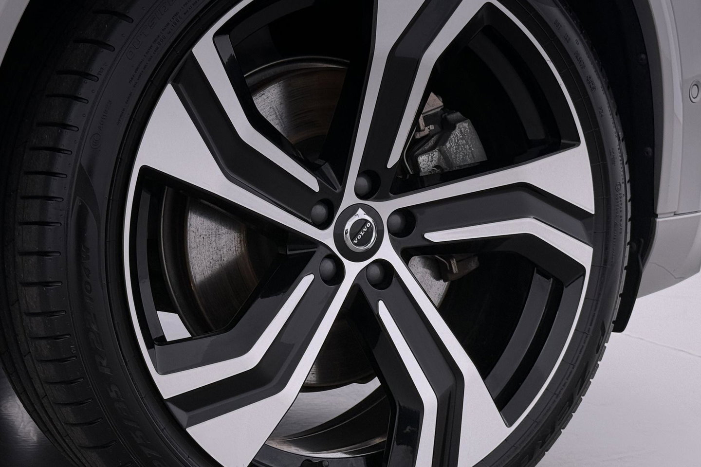 Volvo XC90 T8 Ultra Dark | Bowers&Wilkins | Luchtvering | Panoramadak | 360° Camera | Massage | Head-Up | Trekhaak | 22 inch | ACC