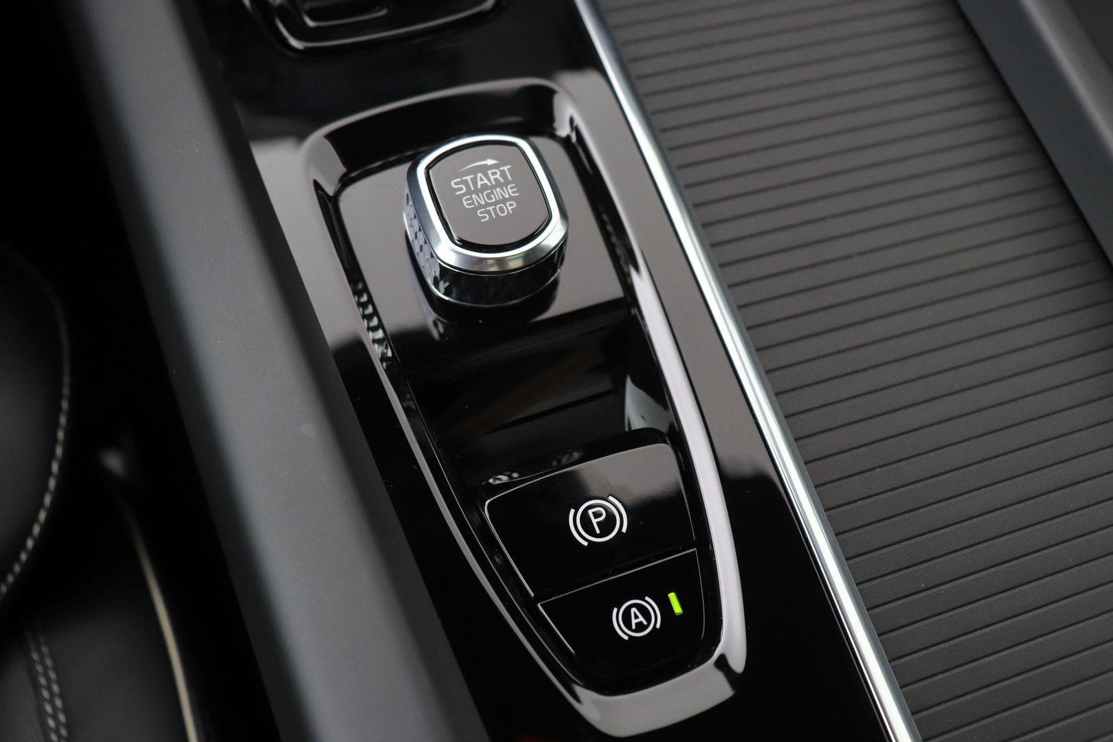 Volvo XC60 T6 Plus Black Edition | Harman/Kardon | Pilot Assist | Panoramadak | 360° Camera | Head-Up | Stoel+Stuurverwarming | 21 Inch