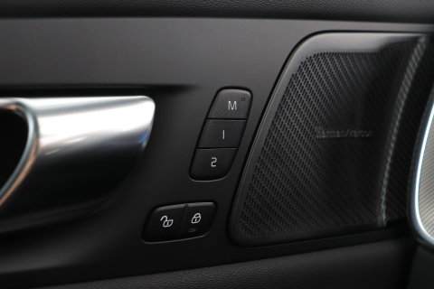Volvo XC60 T6 Plus Black Edition | Harman/Kardon | Pilot Assist | Panoramadak | 360° Camera | Head-Up | Stoel+Stuurverwarming | 21 Inch