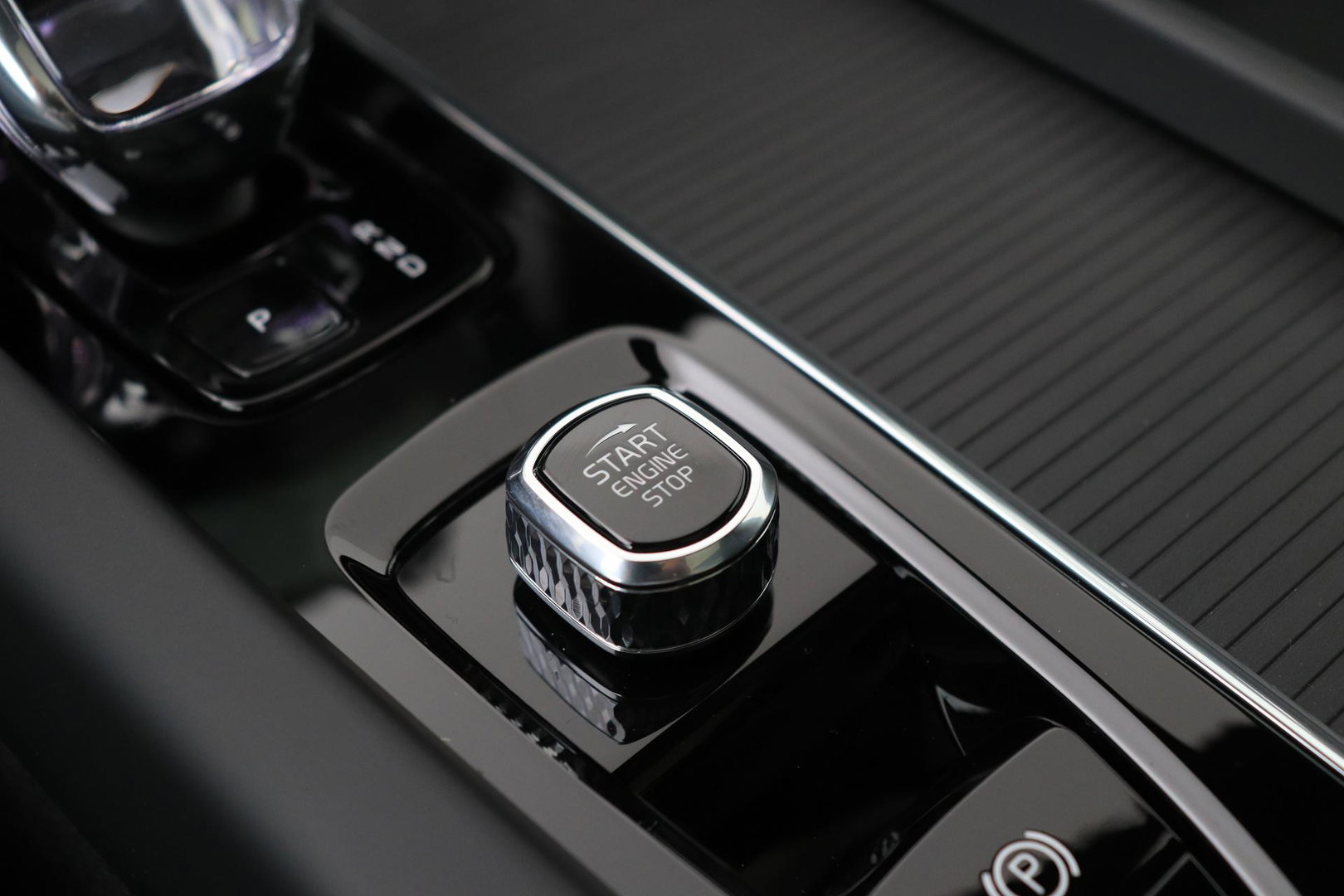 Volvo XC60 T6 Plus Black Edition | Harman/Kardon | Panoramadak | Pilot Assist | 360° Camera | Head-Up | Stoel+Stuurverwarming | 21 Inch
