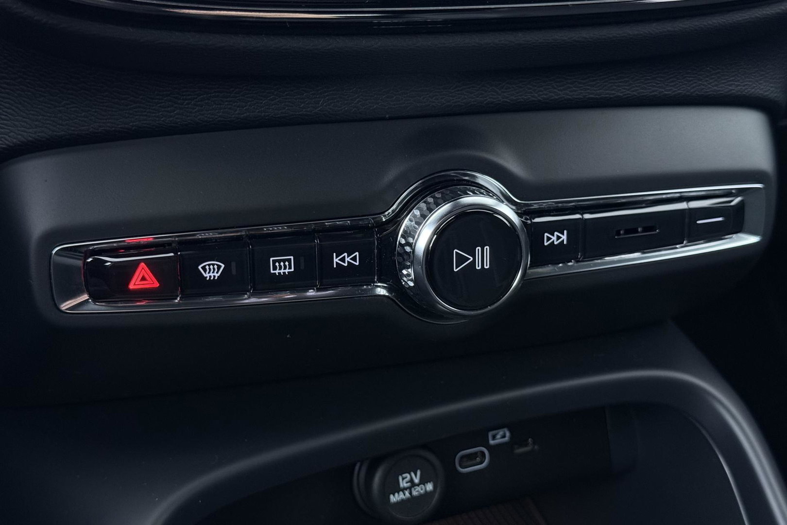 Volvo EX40 Single Motor Extended Range Plus | 82 kWh | Harman/Kardon | Pilot Assist | 360° Camera | Warmtepomp | Stoel+Stuurverwarming | ACC