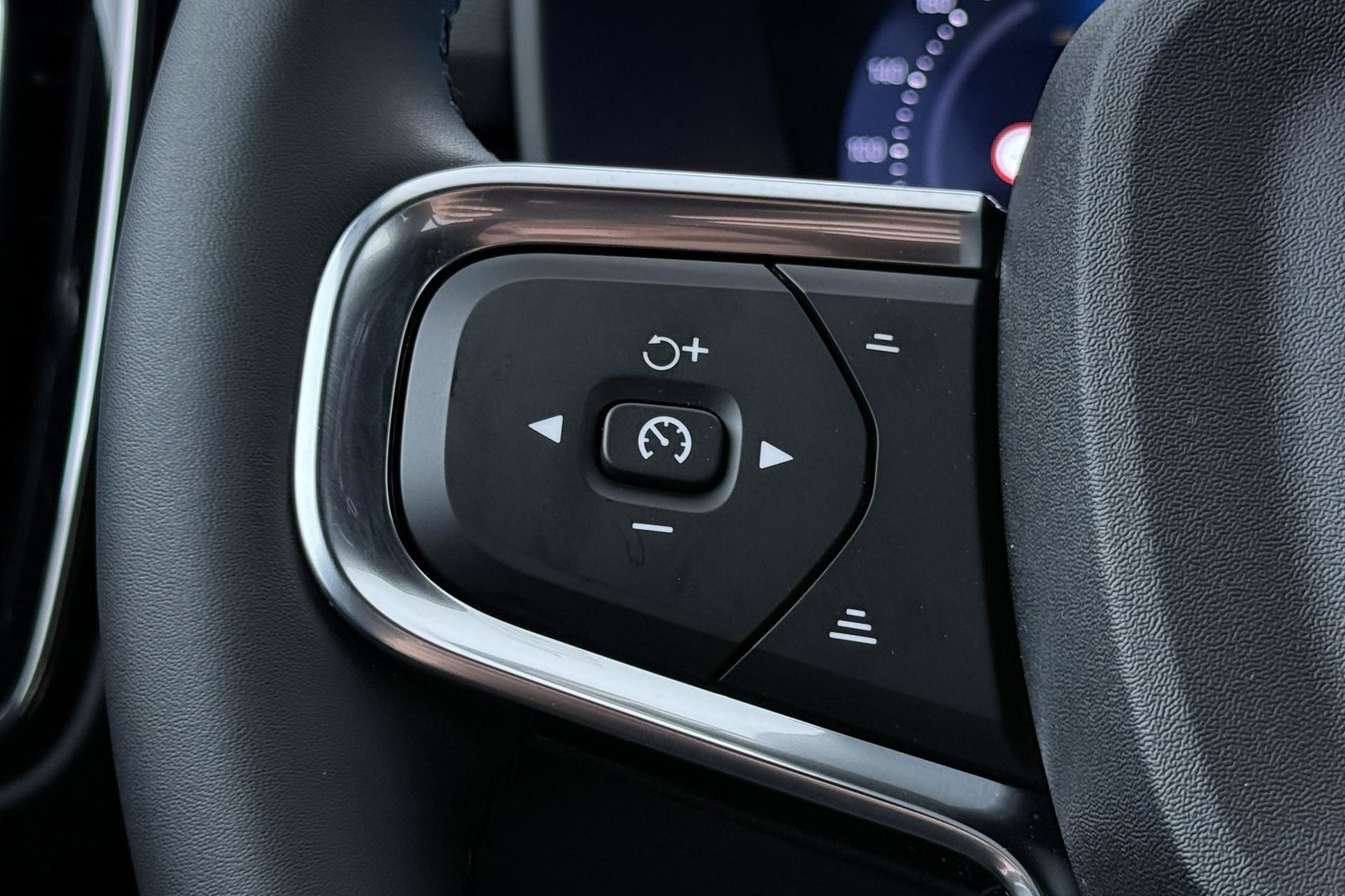 Volvo EX40 Single Motor Extended Range Plus | 82 kWh | Harman/Kardon | Pilot Assist | 360° Camera | Warmtepomp | Stoel+Stuurverwarming | ACC