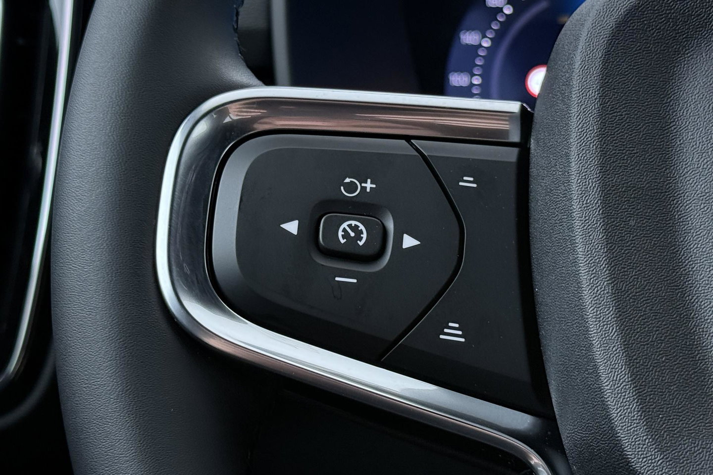 Volvo EX40 Single Motor Extended Range Plus | 82 kWh | Harman/Kardon | Pilot Assist | 360° Camera | Warmtepomp | Stoel+Stuurverwarming | ACC