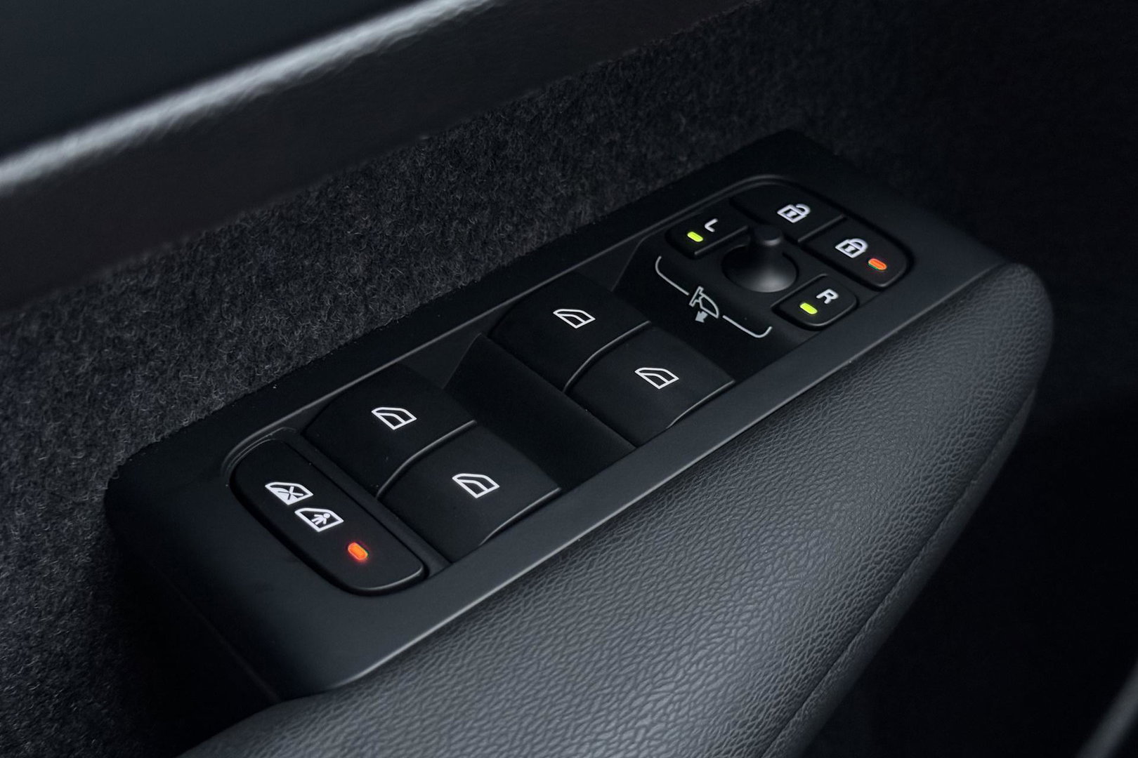 Volvo EX40 Single Motor Extended Range Plus | 82 kWh | Harman/Kardon | Pilot Assist | 360° Camera | Warmtepomp | Stoel+Stuurverwarming | ACC
