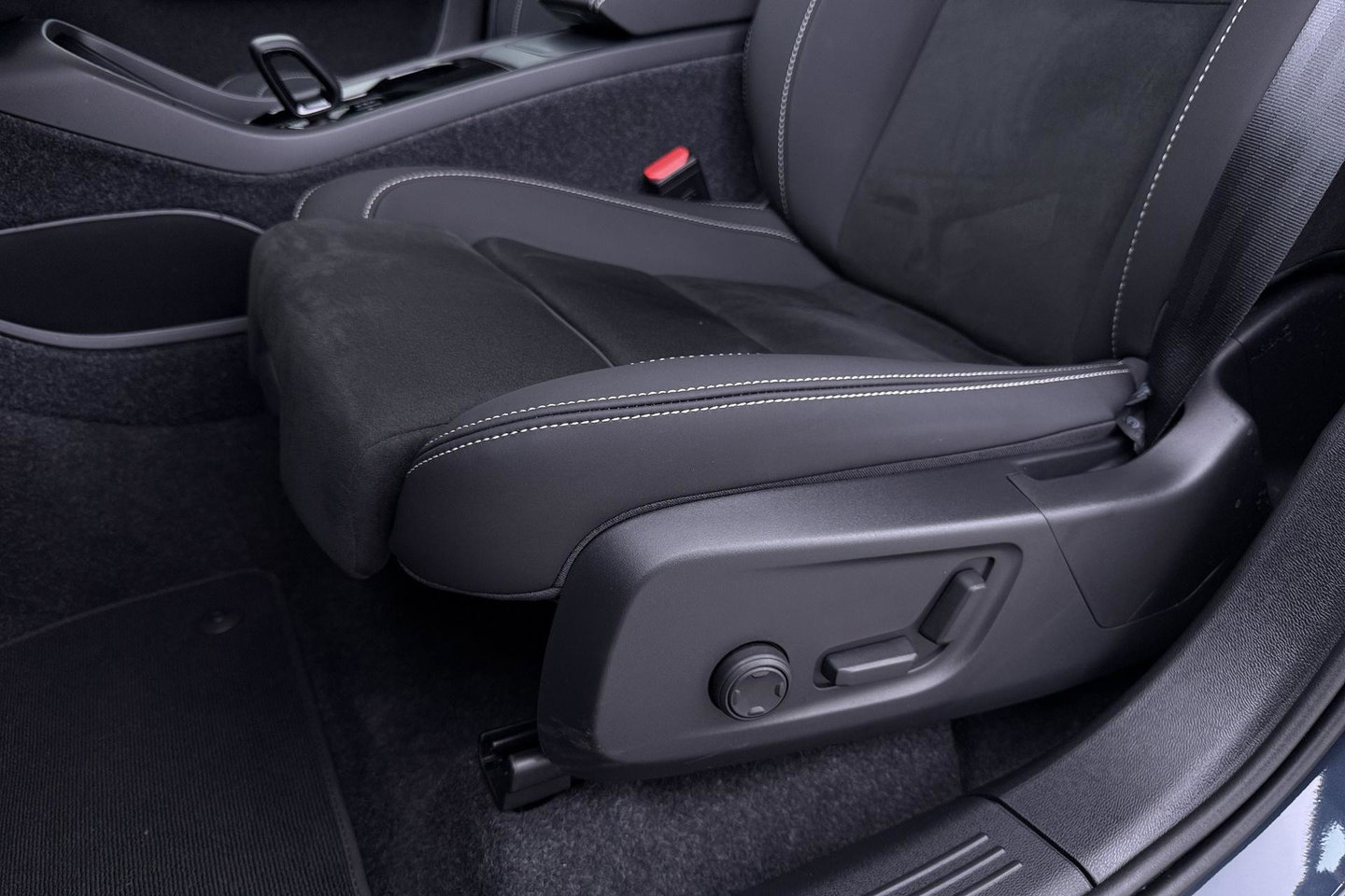 Volvo EX40 Single Motor Extended Range Plus | 82 kWh | Harman/Kardon | Pilot Assist | 360° Camera | Warmtepomp | Stoel+Stuurverwarming | ACC
