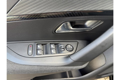 Peugeot 2008 1.2 HYBRIDE 145 STYLE AUTOMAAT CARPLAY PDC AIRCO NAVI