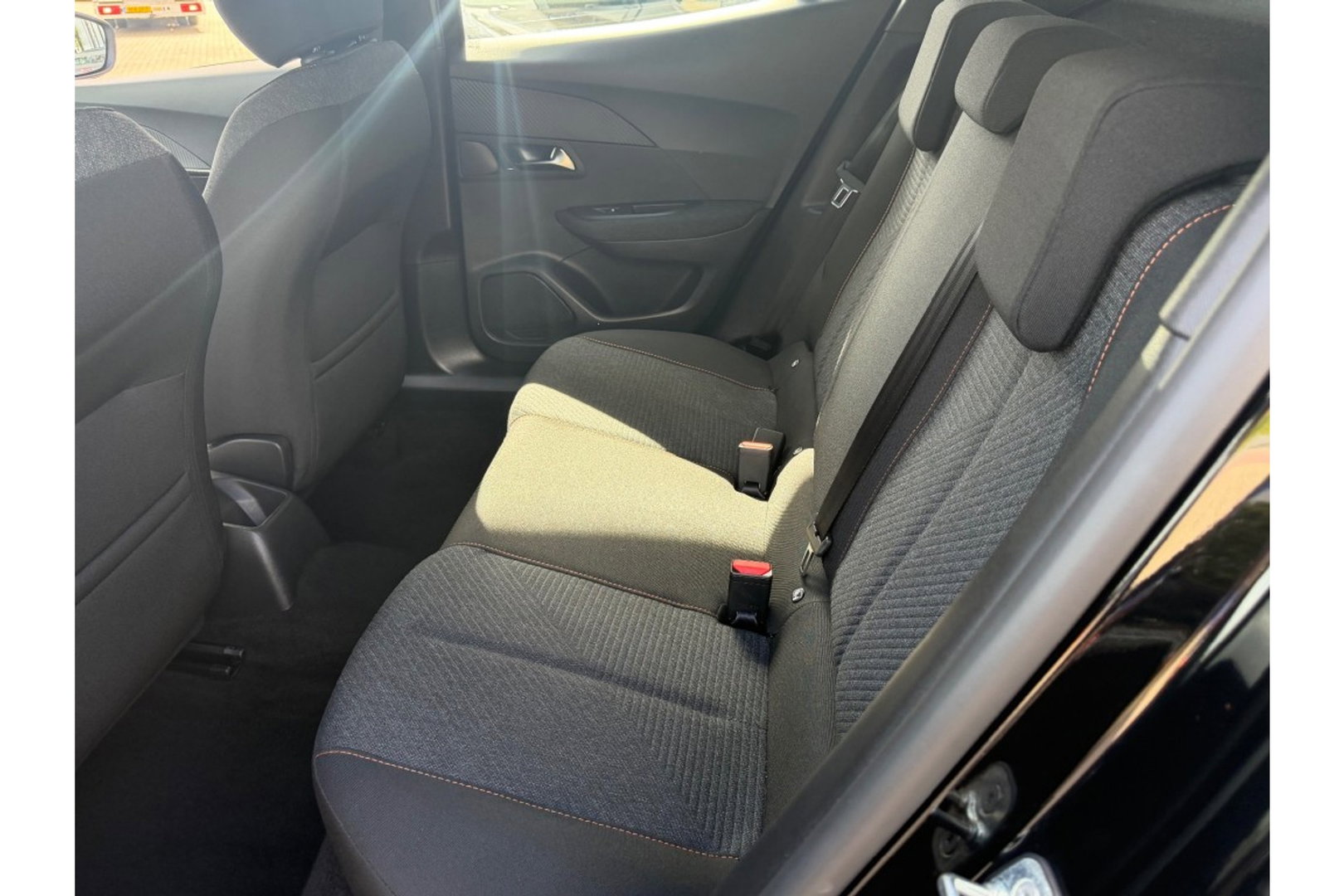 Peugeot 2008 1.2 HYBRIDE 145 STYLE AUTOMAAT CARPLAY PDC AIRCO NAVI