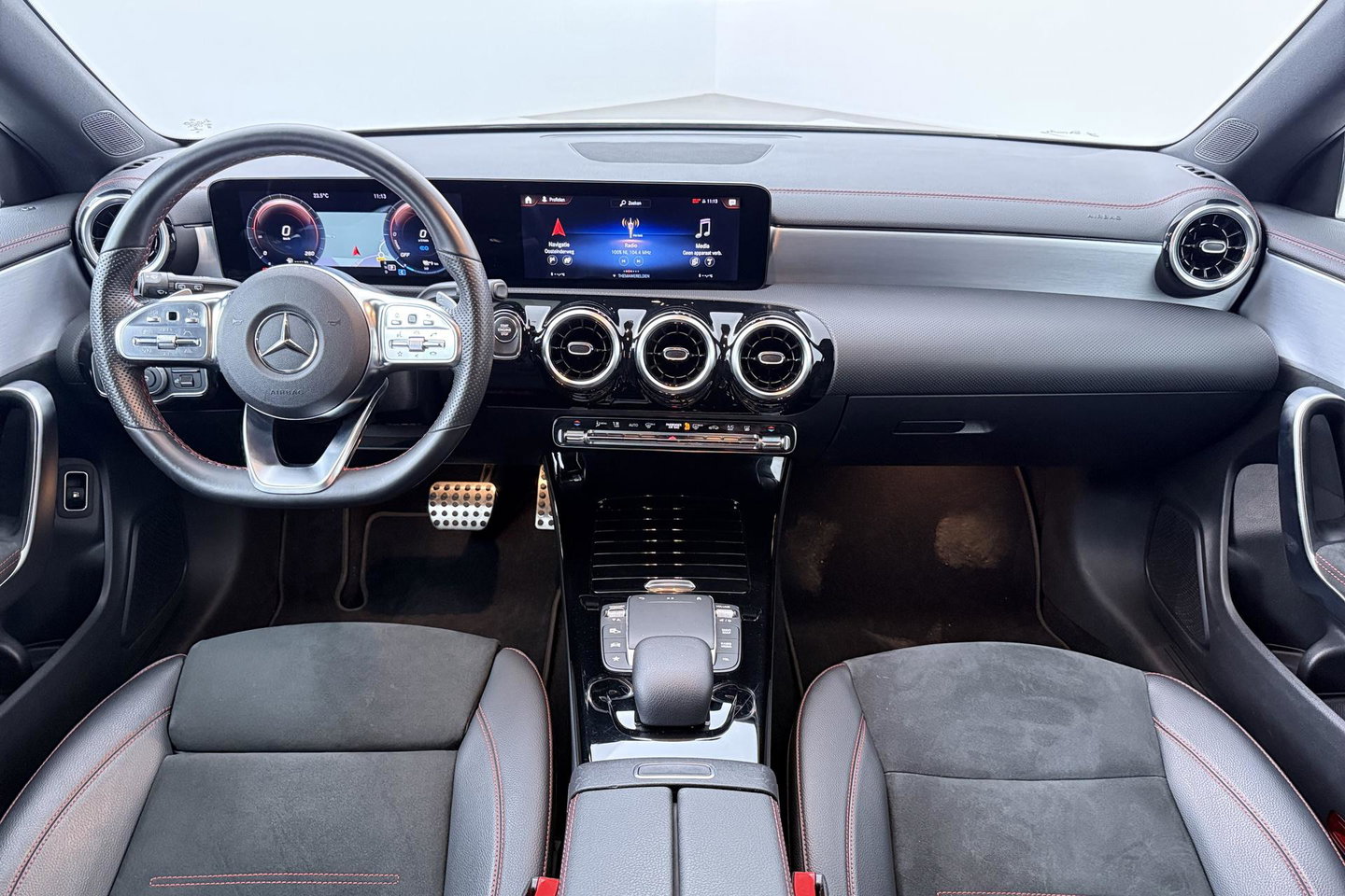 Mercedes-Benz CLA Shooting Brake 250e Business Line | ACC | Stoelverwarming | AMG Line | Rijassistentiepakket | Camera | Navigatie | 18 Inch AMG