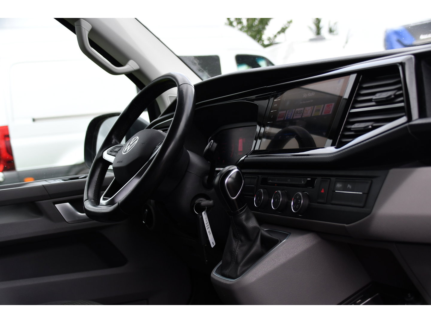 Volkswagen Transporter 2.0 TDI L1H1 30 4Motion Bulli Virtual, Camera, Carplay, 199pk, 4x4, LED, Automaat. Sensoren, Stoelverwarming, Trekhaak, Uniek!