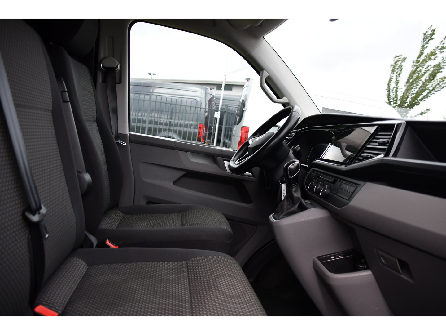 Volkswagen Transporter 2.0 TDI L1H1 30 4Motion Bulli Virtual, Camera, Carplay, 199pk, 4x4, LED, Automaat. Sensoren, Stoelverwarming, Trekhaak, Uniek!