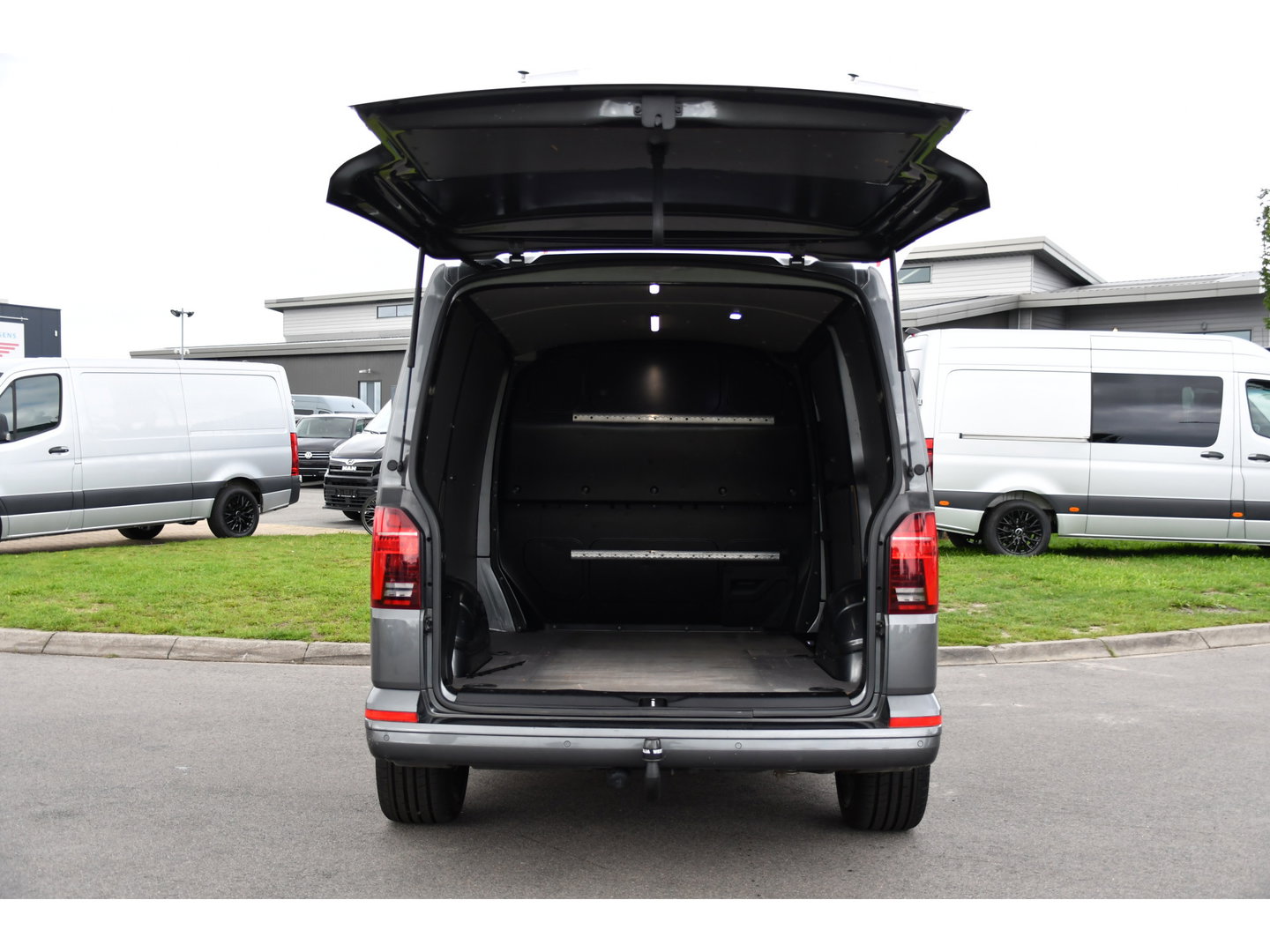Volkswagen Transporter 2.0 TDI L1H1 30 4Motion Bulli Virtual, Camera, Carplay, 199pk, 4x4, LED, Automaat. Sensoren, Stoelverwarming, Trekhaak, Uniek!