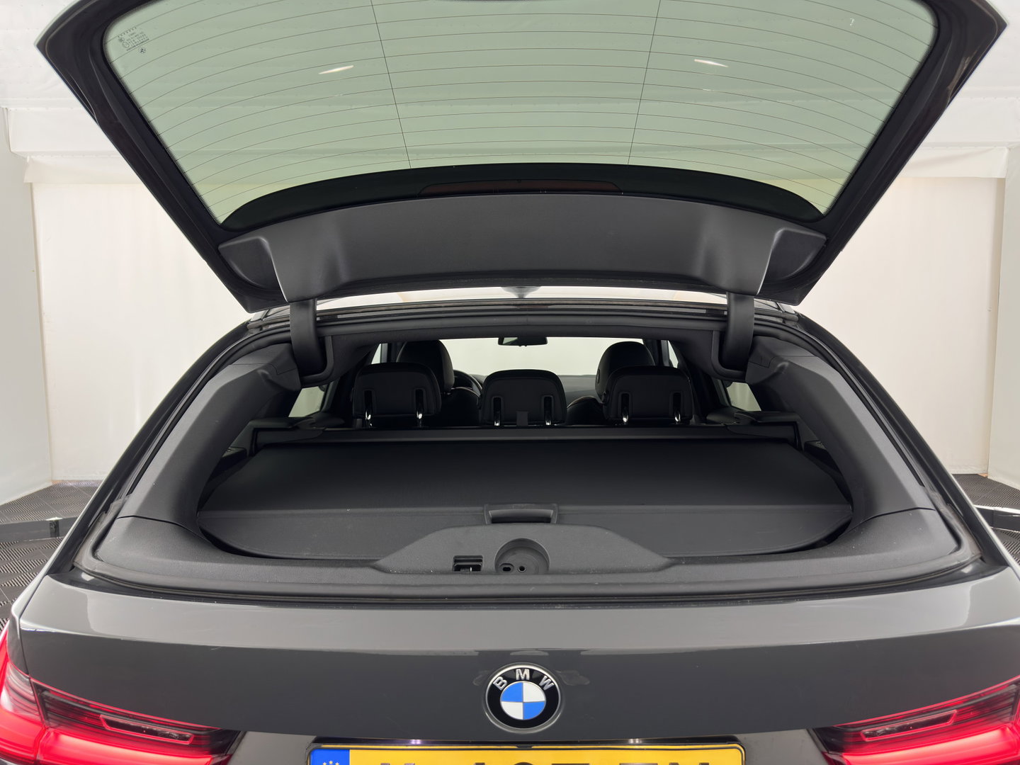 BMW 3 Serie Touring 330e High Executive (Plug-in) {SoH-91%} (INCL.BTW) Aut. *LEATHER | FULL-LED | HEATED-SPORTSEATS | HIFI-SOUND | NAVI-FULLMAP | DAB+ | DIGI-COCKPIT | PRIVACY-GLASS | AMBIENT-LIGHT | ECC | PDC | CRUISE | 19-ALU*
