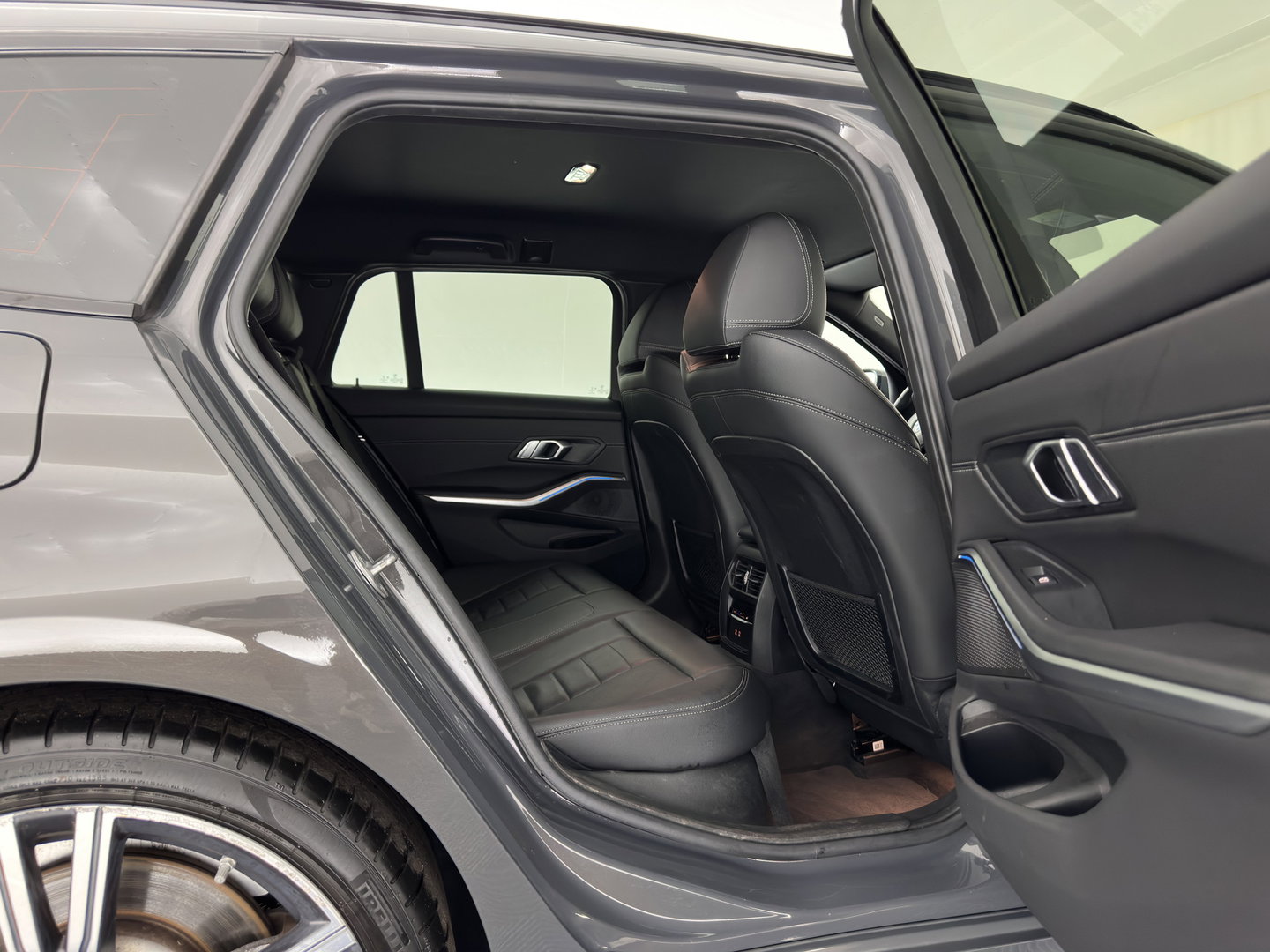 BMW 3 Serie Touring 330e High Executive (Plug-in) {SoH-91%} (INCL.BTW) Aut. *LEATHER | FULL-LED | HEATED-SPORTSEATS | HIFI-SOUND | NAVI-FULLMAP | DAB+ | DIGI-COCKPIT | PRIVACY-GLASS | AMBIENT-LIGHT | ECC | PDC | CRUISE | 19-ALU*