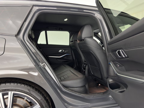 BMW 3 Serie Touring 330e High Executive (Plug-in) {SoH-91%} (INCL.BTW) Aut. *LEATHER | FULL-LED | HEATED-SPORTSEATS | HIFI-SOUND | NAVI-FULLMAP | DAB+ | DIGI-COCKPIT | PRIVACY-GLASS | AMBIENT-LIGHT | ECC | PDC | CRUISE | 19-ALU*