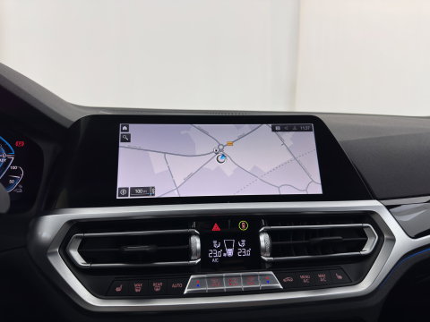 BMW 3 Serie Touring 330e High Executive (Plug-in) {SoH-91%} (INCL.BTW) Aut. *LEATHER | FULL-LED | HEATED-SPORTSEATS | HIFI-SOUND | NAVI-FULLMAP | DAB+ | DIGI-COCKPIT | PRIVACY-GLASS | AMBIENT-LIGHT | ECC | PDC | CRUISE | 19-ALU*