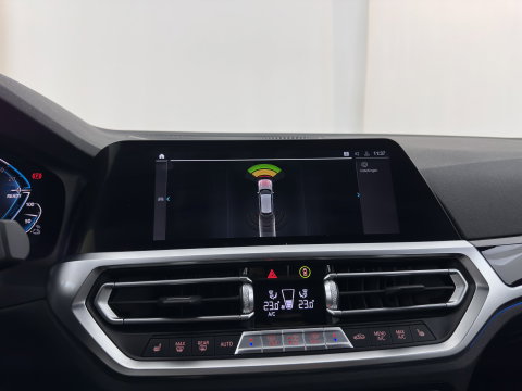 BMW 3 Serie Touring 330e High Executive (Plug-in) {SoH-91%} (INCL.BTW) Aut. *LEATHER | FULL-LED | HEATED-SPORTSEATS | HIFI-SOUND | NAVI-FULLMAP | DAB+ | DIGI-COCKPIT | PRIVACY-GLASS | AMBIENT-LIGHT | ECC | PDC | CRUISE | 19-ALU*