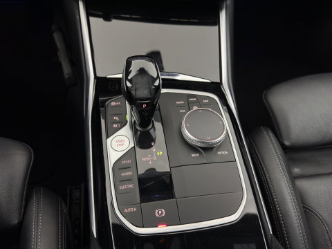 BMW 3 Serie Touring 330e High Executive (Plug-in) {SoH-91%} (INCL.BTW) Aut. *LEATHER | FULL-LED | HEATED-SPORTSEATS | HIFI-SOUND | NAVI-FULLMAP | DAB+ | DIGI-COCKPIT | PRIVACY-GLASS | AMBIENT-LIGHT | ECC | PDC | CRUISE | 19-ALU*