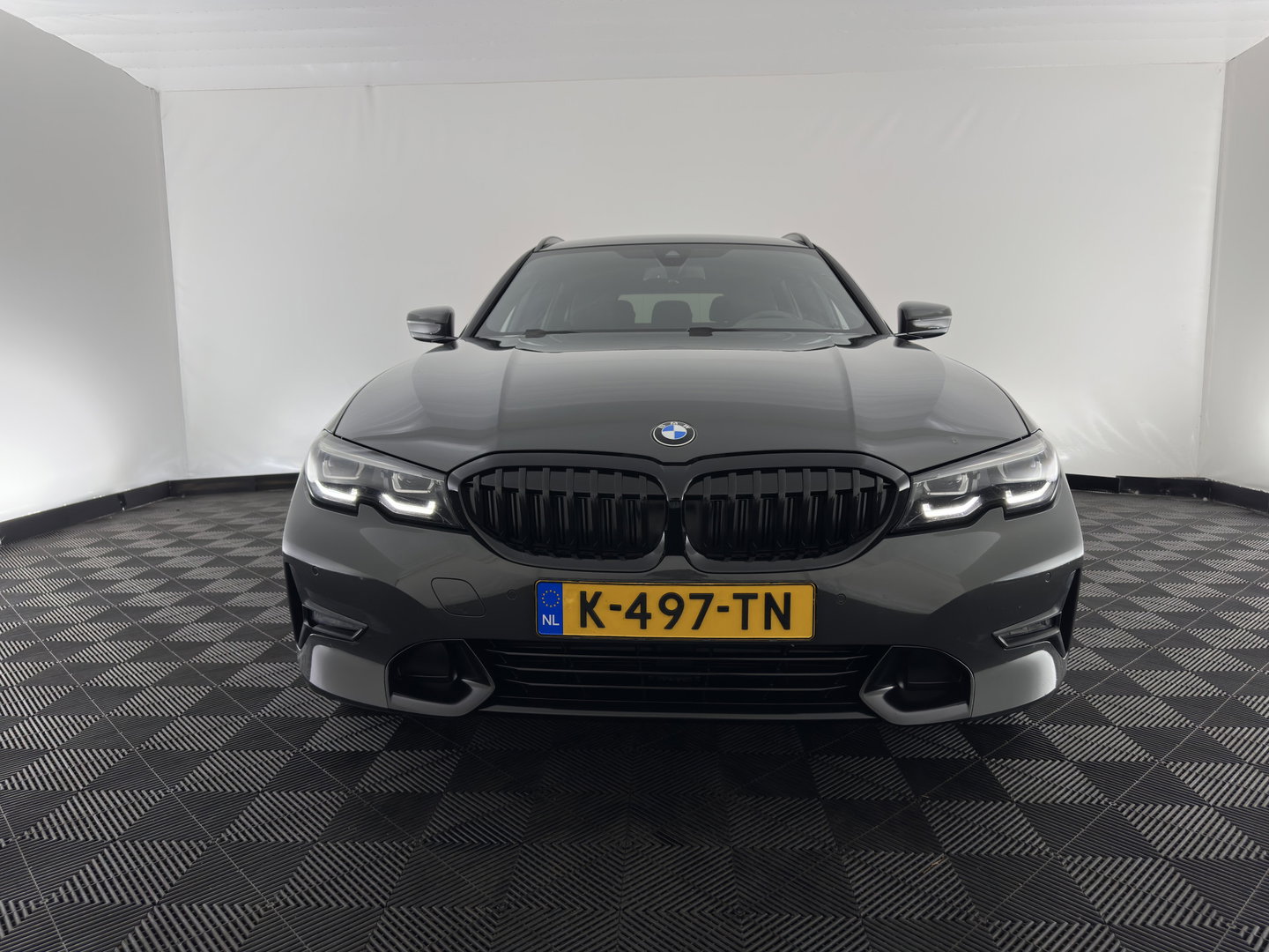 BMW 3 Serie Touring 330e High Executive (Plug-in) {SoH-91%} (INCL.BTW) Aut. *LEATHER | FULL-LED | HEATED-SPORTSEATS | HIFI-SOUND | NAVI-FULLMAP | DAB+ | DIGI-COCKPIT | PRIVACY-GLASS | AMBIENT-LIGHT | ECC | PDC | CRUISE | 19-ALU*