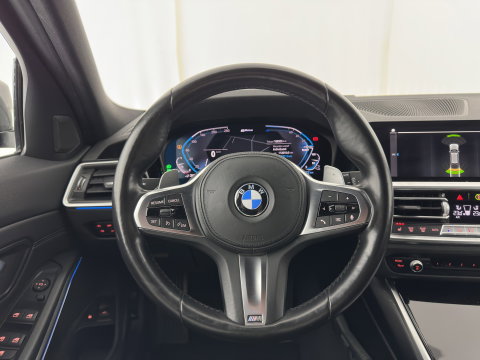 BMW 3 Serie Touring 330e High Executive (Plug-in) {SoH-91%} (INCL.BTW) Aut. *LEATHER | FULL-LED | HEATED-SPORTSEATS | HIFI-SOUND | NAVI-FULLMAP | DAB+ | DIGI-COCKPIT | PRIVACY-GLASS | AMBIENT-LIGHT | ECC | PDC | CRUISE | 19-ALU*