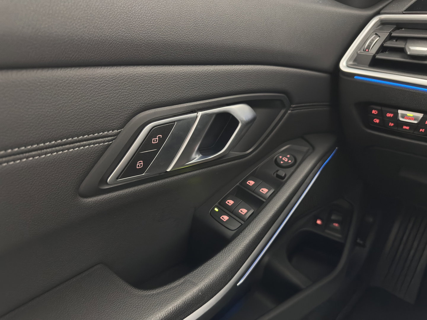 BMW 3 Serie Touring 330e High Executive (Plug-in) {SoH-91%} (INCL.BTW) Aut. *LEATHER | FULL-LED | HEATED-SPORTSEATS | HIFI-SOUND | NAVI-FULLMAP | DAB+ | DIGI-COCKPIT | PRIVACY-GLASS | AMBIENT-LIGHT | ECC | PDC | CRUISE | 19-ALU*