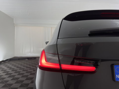 BMW 3 Serie Touring 330e High Executive (Plug-in) {SoH-91%} (INCL.BTW) Aut. *LEATHER | FULL-LED | HEATED-SPORTSEATS | HIFI-SOUND | NAVI-FULLMAP | DAB+ | DIGI-COCKPIT | PRIVACY-GLASS | AMBIENT-LIGHT | ECC | PDC | CRUISE | 19-ALU*