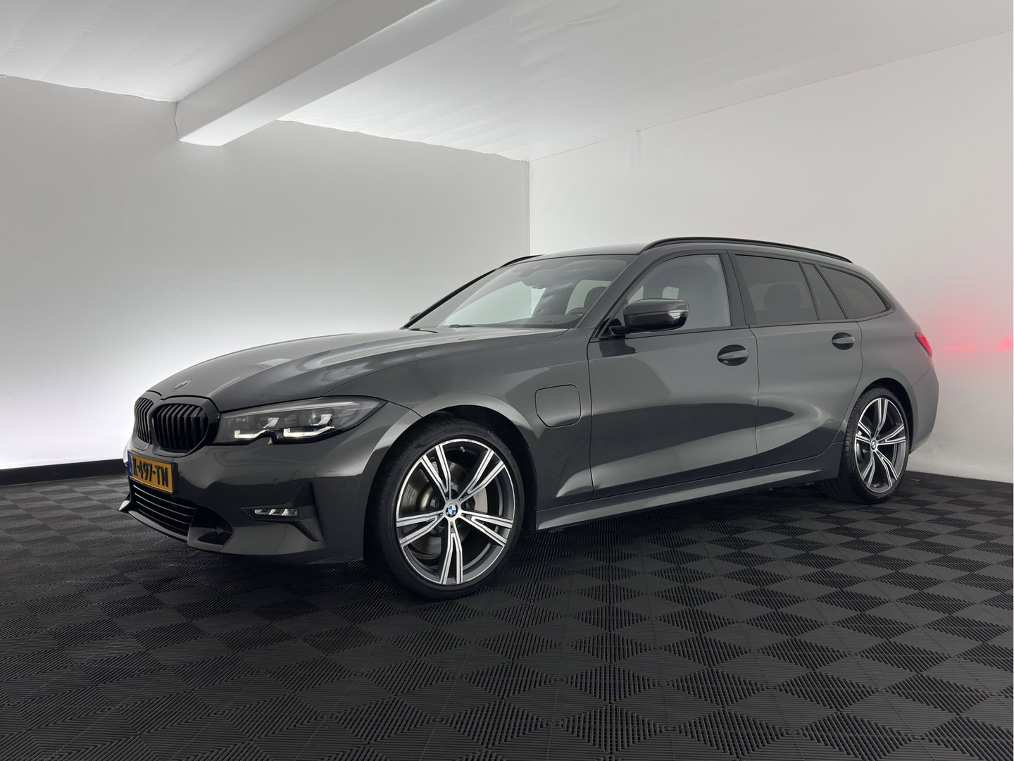 BMW 3 Serie Touring 330e High Executive (Plug-in) {SoH-91%} (INCL.BTW) Aut. *LEATHER | FULL-LED | HEATED-SPORTSEATS | HIFI-SOUND | NAVI-FULLMAP | DAB+ | DIGI-COCKPIT | PRIVACY-GLASS | AMBIENT-LIGHT | ECC | PDC | CRUISE | 19-ALU*