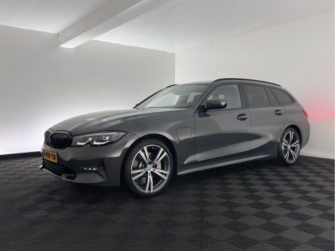 BMW 3 Serie Touring 330e High Executive (Plug-in) {SoH-91%} (INCL.BTW) Aut. *LEATHER | FULL-LED | HEATED-SPORTSEATS | HIFI-SOUND | NAVI-FULLMAP | DAB+ | DIGI-COCKPIT | PRIVACY-GLASS | AMBIENT-LIGHT | ECC | PDC | CRUISE | 19-ALU*