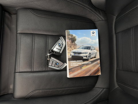 BMW 3 Serie Touring 330e High Executive (Plug-in) {SoH-91%} (INCL.BTW) Aut. *LEATHER | FULL-LED | HEATED-SPORTSEATS | HIFI-SOUND | NAVI-FULLMAP | DAB+ | DIGI-COCKPIT | PRIVACY-GLASS | AMBIENT-LIGHT | ECC | PDC | CRUISE | 19-ALU*